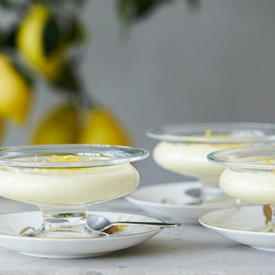 Machen Sie eine köstliche Zitronenfromage und servieren Sie sie in Schalen von Holmegaard